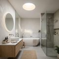 Baño moderno sin ventanas iluminado con luz natural a través de Solatube
