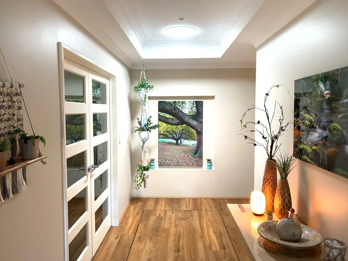 Pasillo y distribuidor de vivienda iluminados con tubo solar Solatube residencial