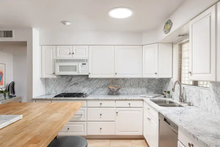 Cocina premium iluminada con luz natural real mediante tubo solar Solatube en el techo sin obras