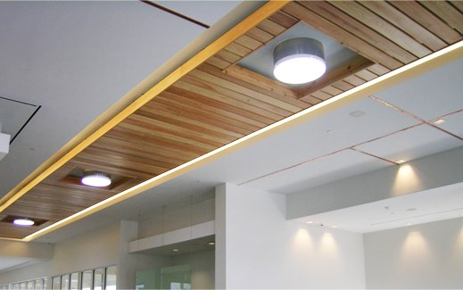 Pasillo iluminado con sistema Solatube SolaMaster