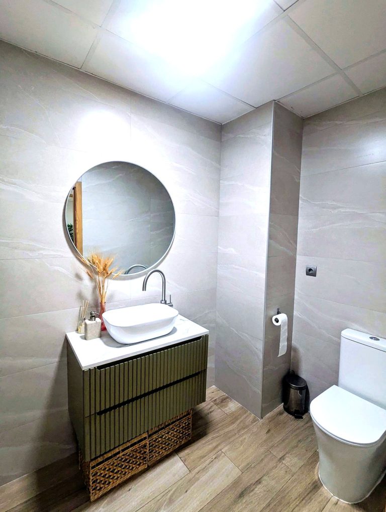 Baño con un difusor de luz natural en el techo
